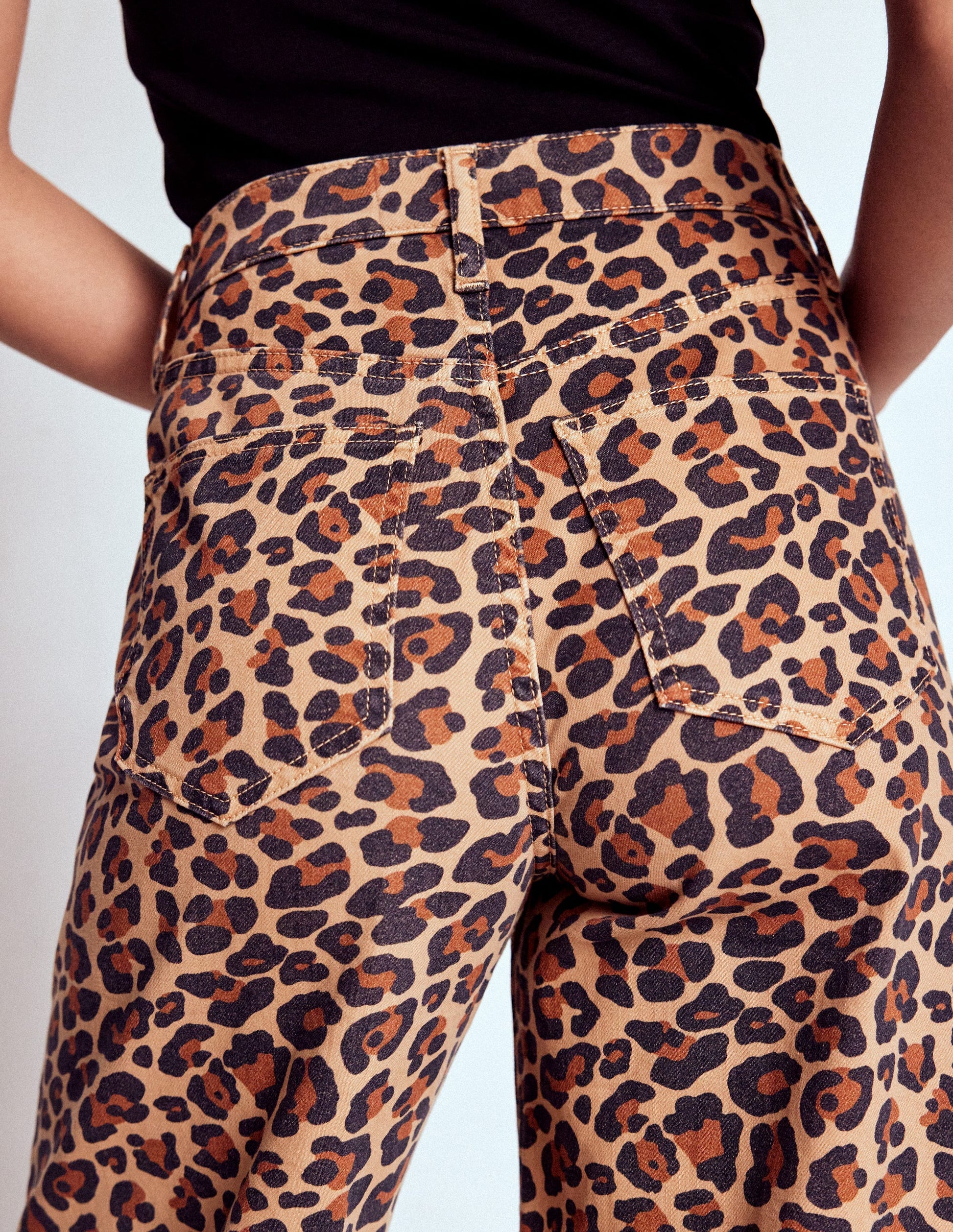 Hoch geschnittene Jeans mit weitem Bein-Leopardenmuster-8
