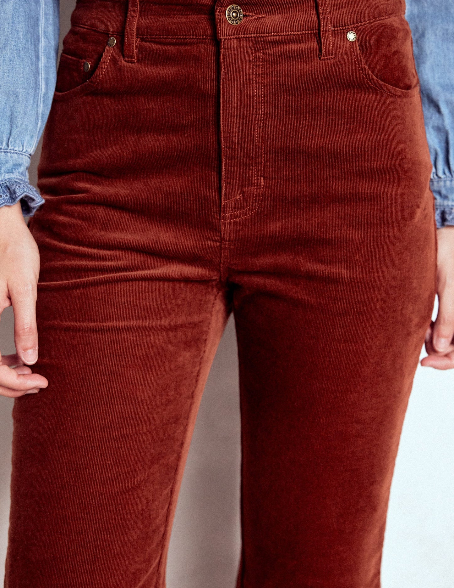 Ausgestellte Cord-Jeans im Five-Pocket-Design-Ziegelstein