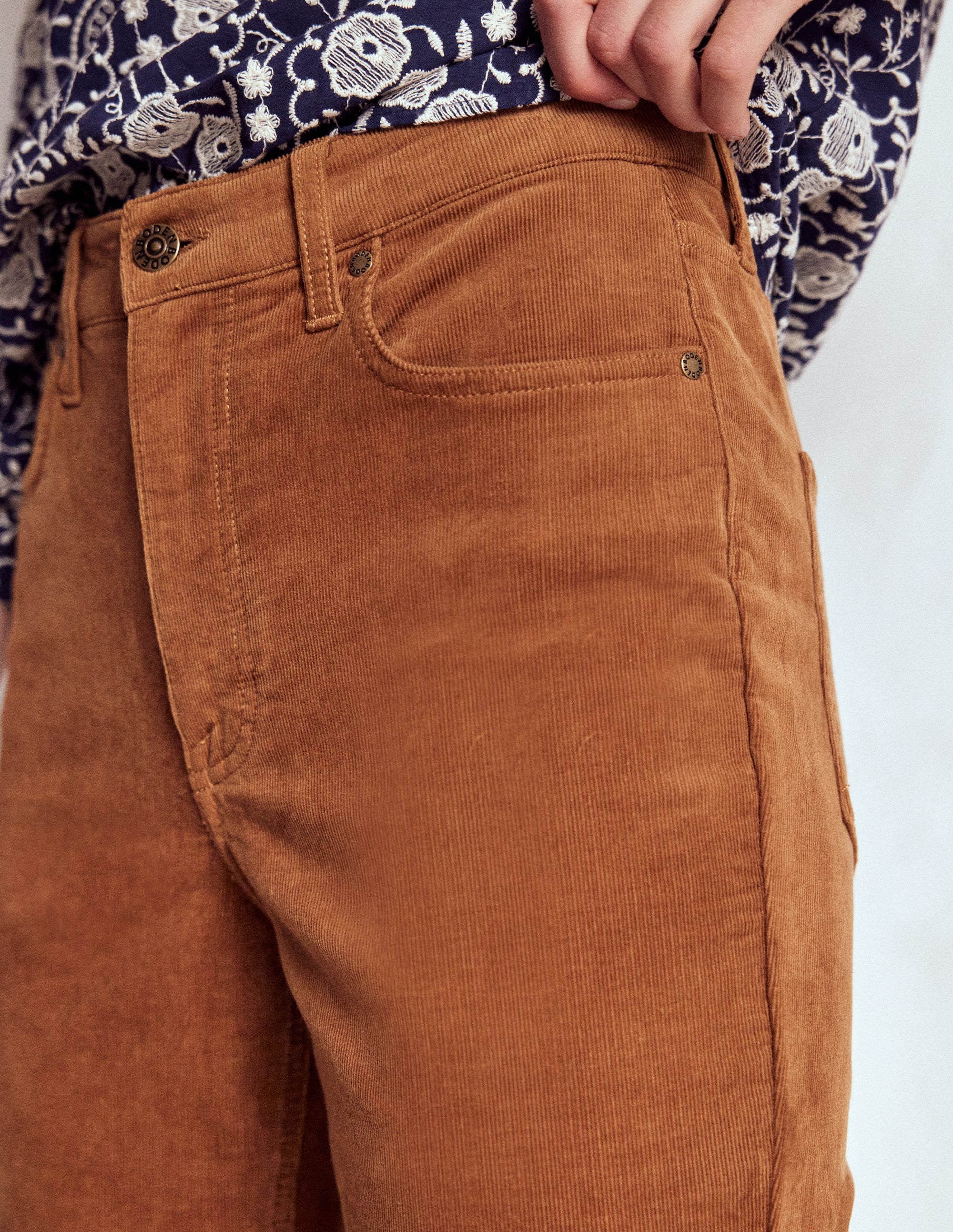 Schmal geschnittene Cord-Jeans mit hohem Bund-Ingwer - Image 5