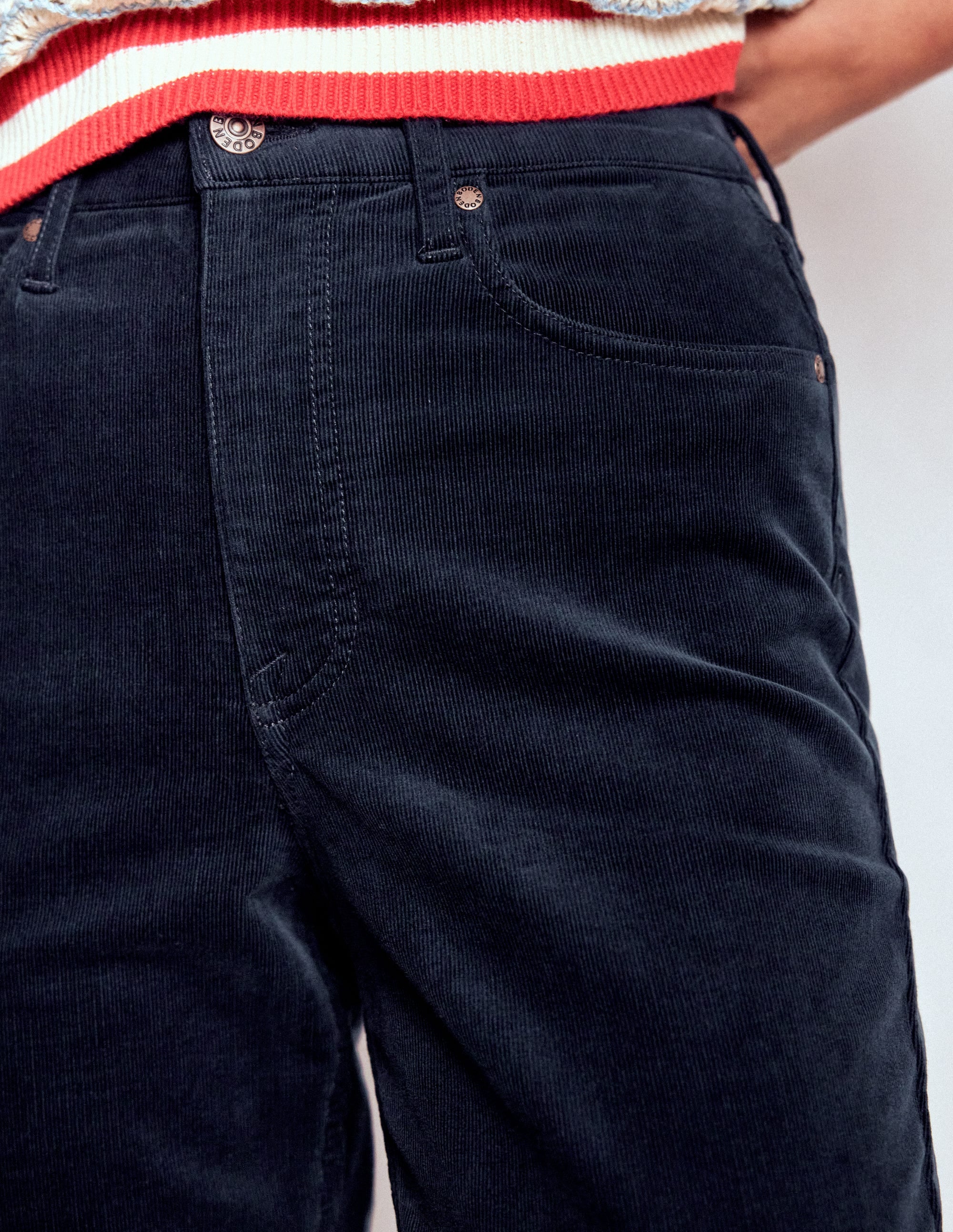 Schmal geschnittene Cord-Jeans mit hohem Bund-Marineblau - Image 2