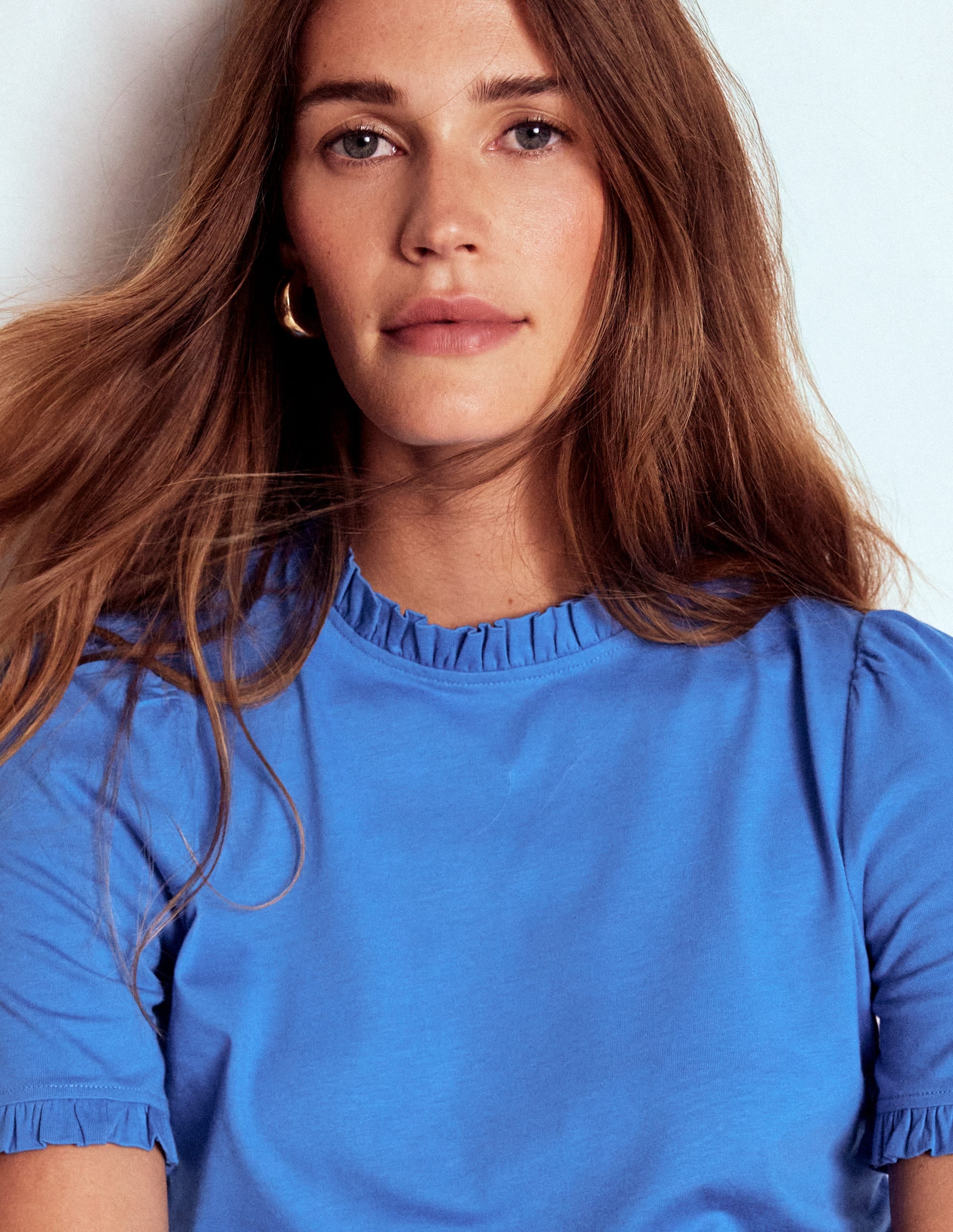 Superweiches T-Shirt mit Rüschendetail-Frühlingswiese - Image 1