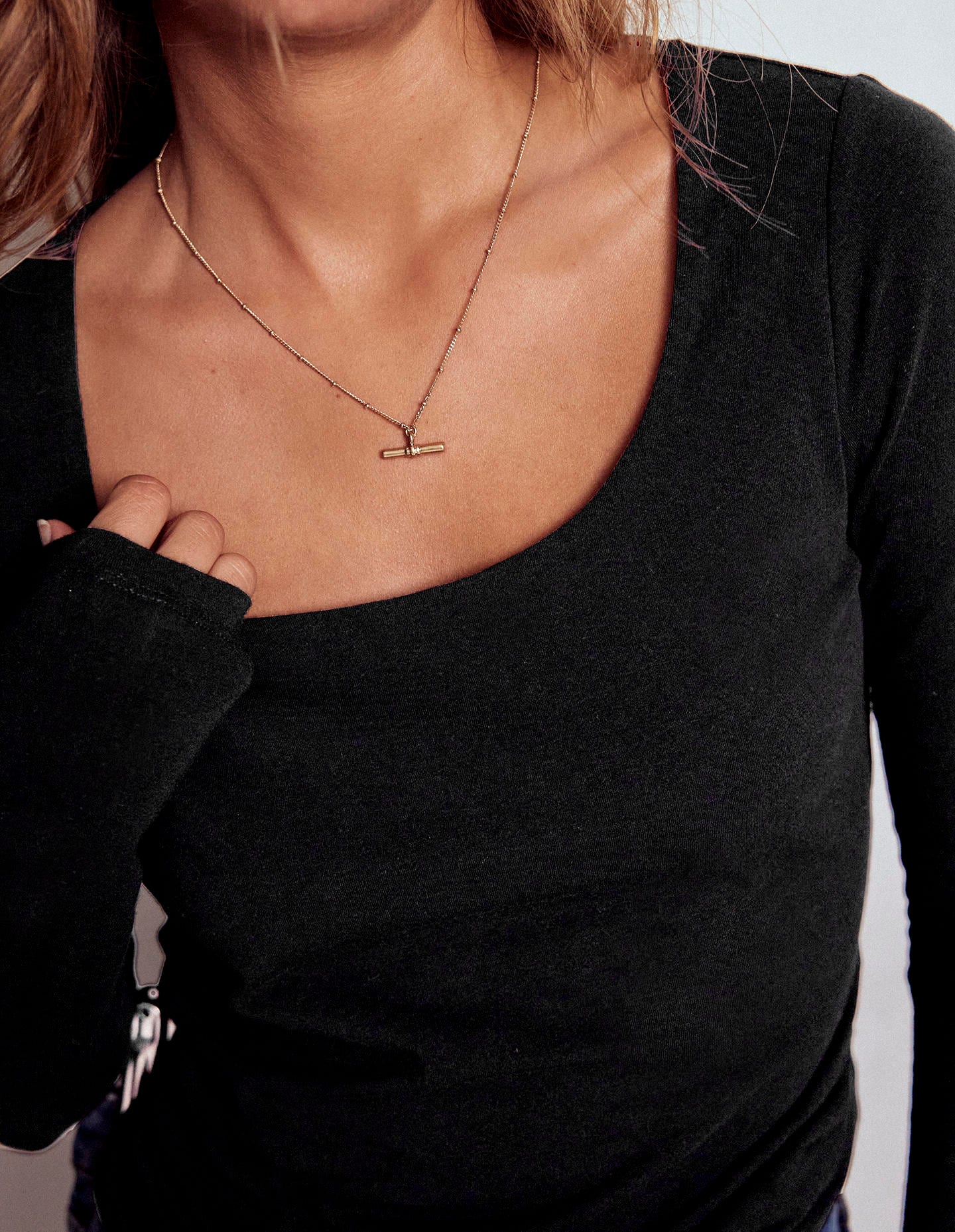 Doppellagiges Oberteil mit tiefem Rundhalsausschnitt-Schwarz