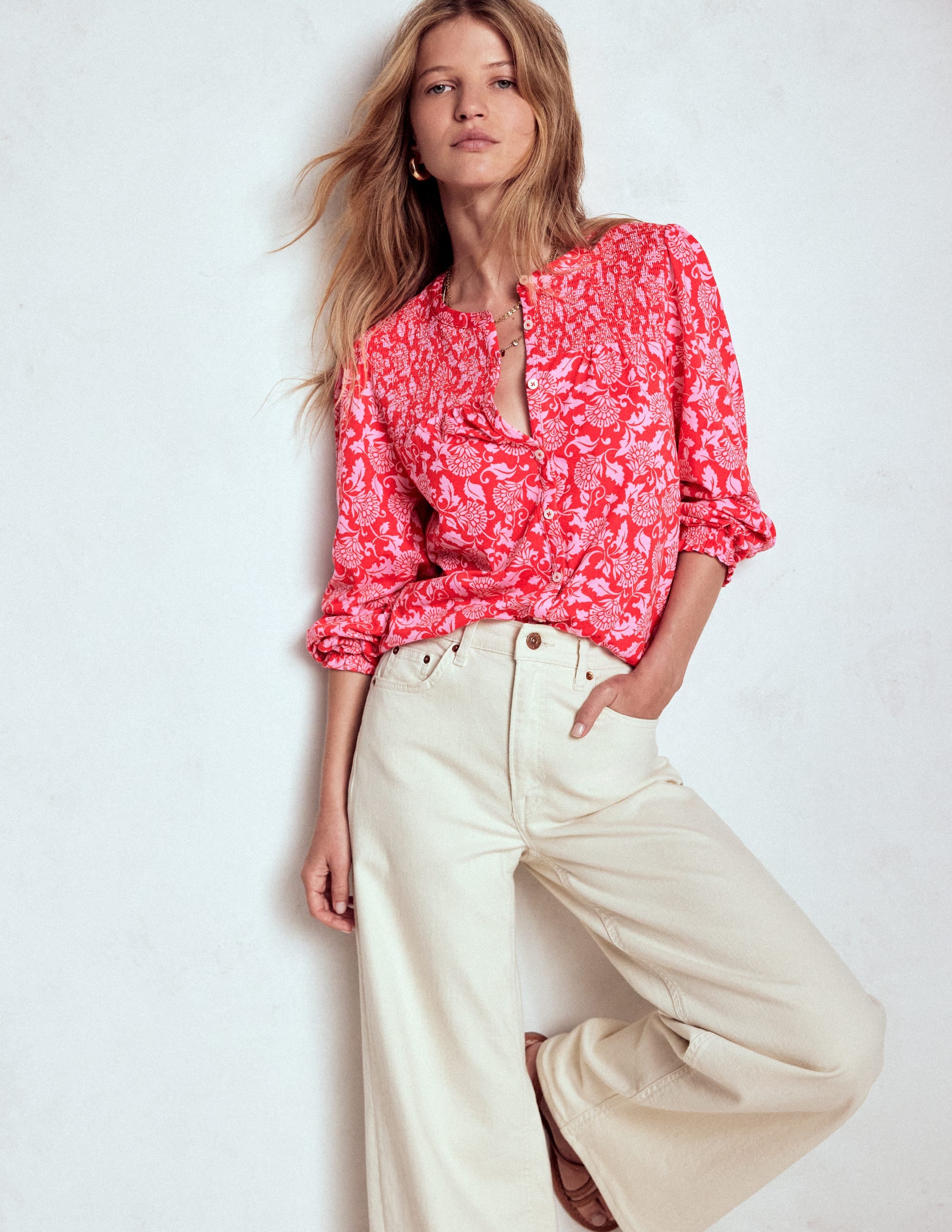 Chemise Elsa en jersey avec empiècement à smocks-Rouge coquelicot, motif Ornate Vine - Image 1