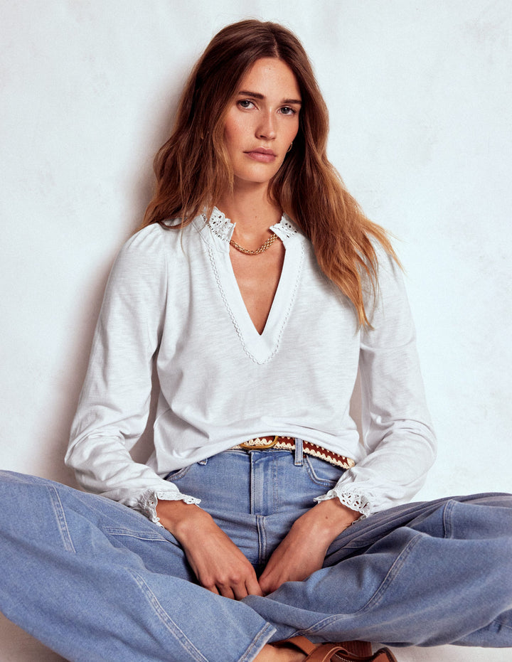 Aria Oberteil mit Lochstickerei und gekerbtem Ausschnitt-Weiß