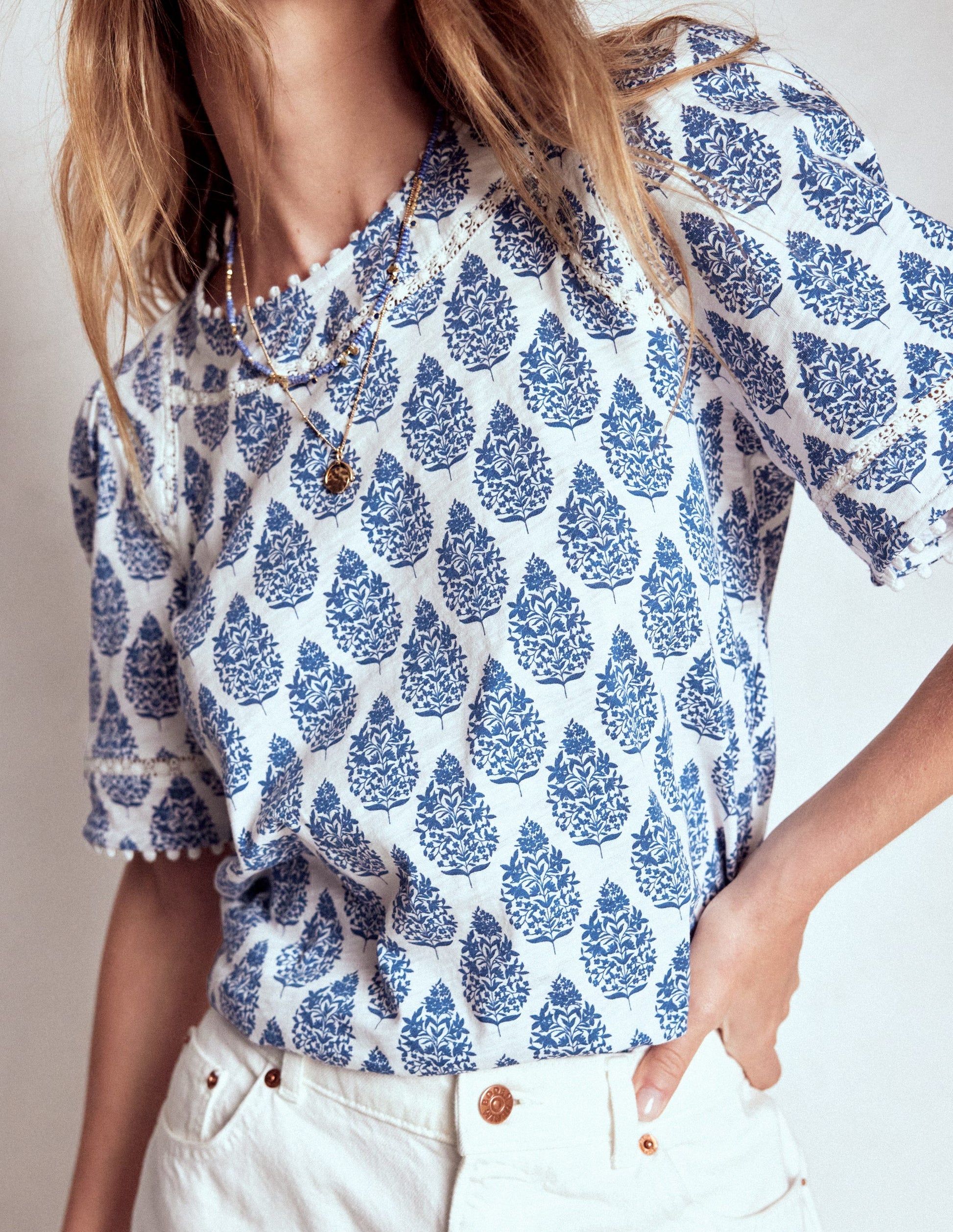 Mila Oberteil mit Spitzenbesatz-Denimblau, Wildblumenstrauß-3