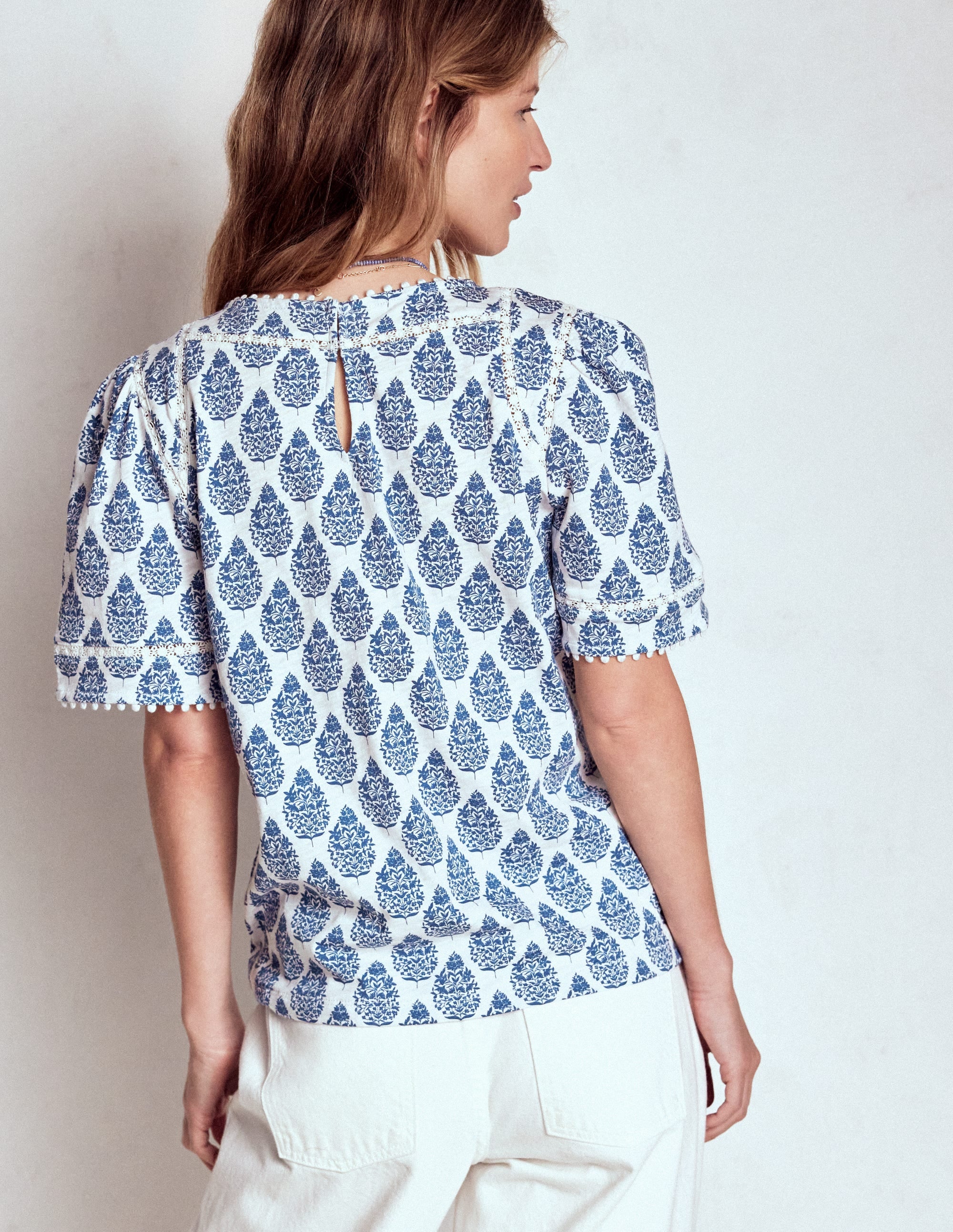 Top Mila à détails en dentelle-Bleu denim, bouquet de fleurs sauvages - Image 3