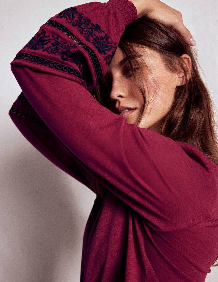 Jerseyhemd mit Besatz-Rumba-Rot, Marineblaue Stickerei