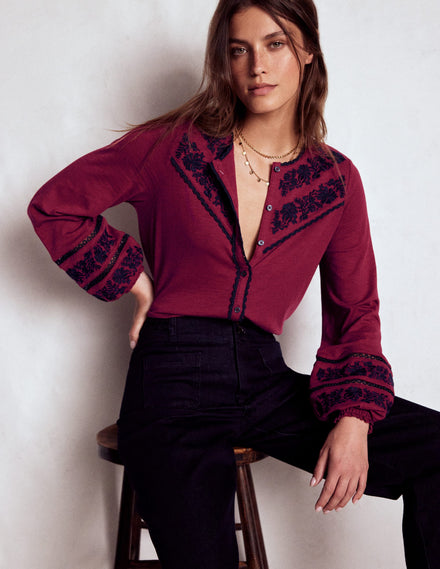 Jerseyhemd mit Besatz-Rumba-Rot, Marineblaue Stickerei