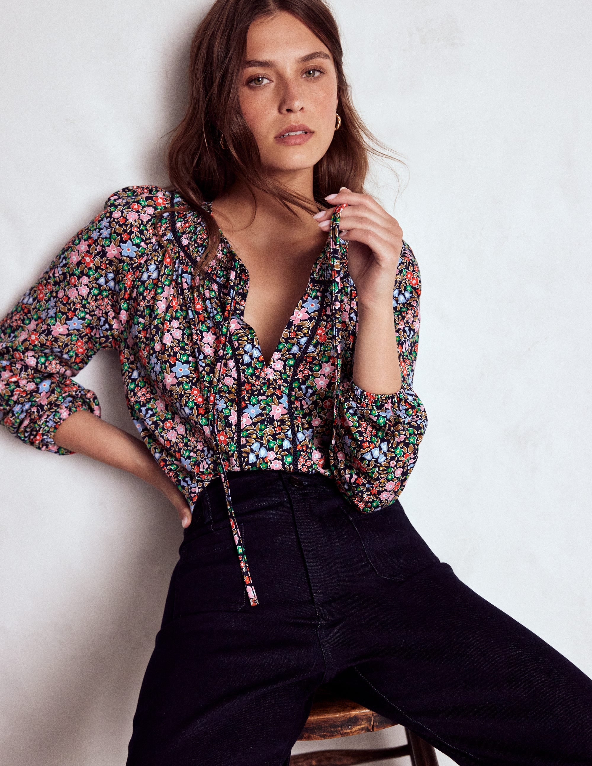 Top Georgia à smocks en jersey-Bleu marine et multi, lit de fleurs - Image 1