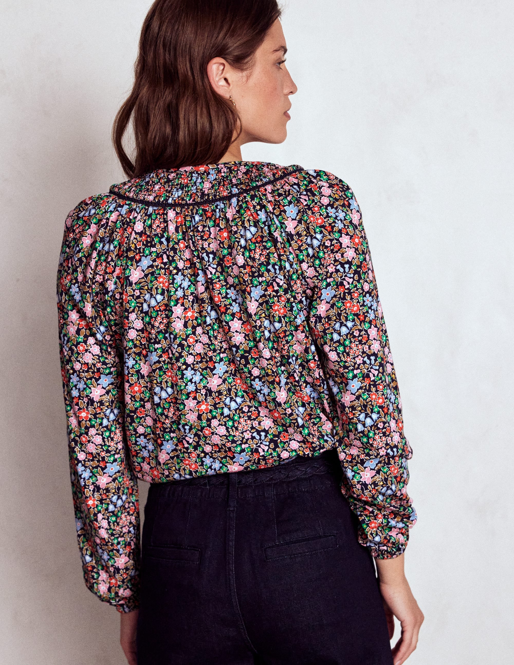 Top Georgia à smocks en jersey-Bleu marine et multi, lit de fleurs - Image 3