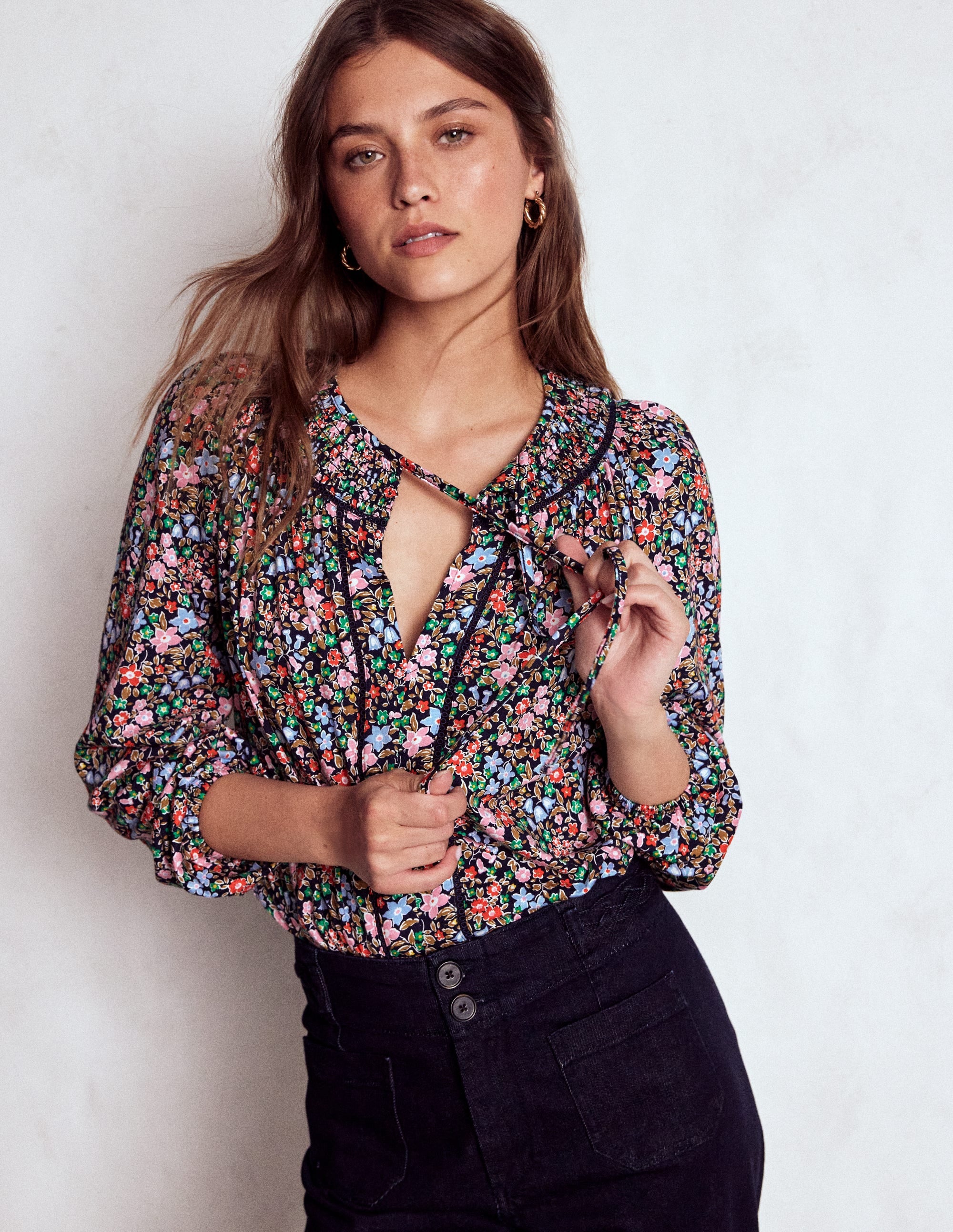 Top Georgia à smocks en jersey-Bleu marine et multi, lit de fleurs - Image 4