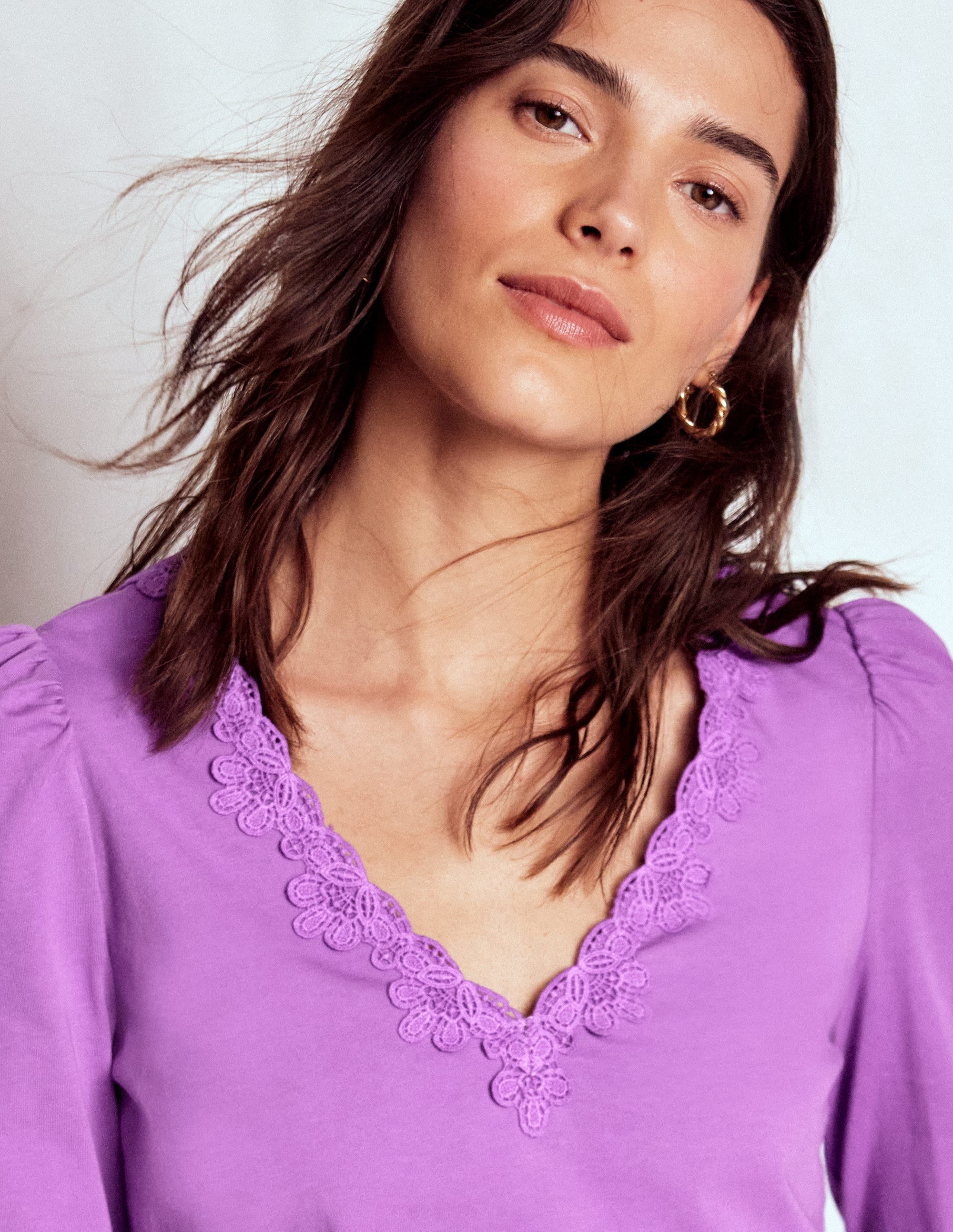 Superweiches Oberteil mit V-Ausschnitt und Besatz-Amethyst-Lila - Image 1