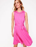 Mila Kurzes Jerseykleid mit Besatz-Rosa