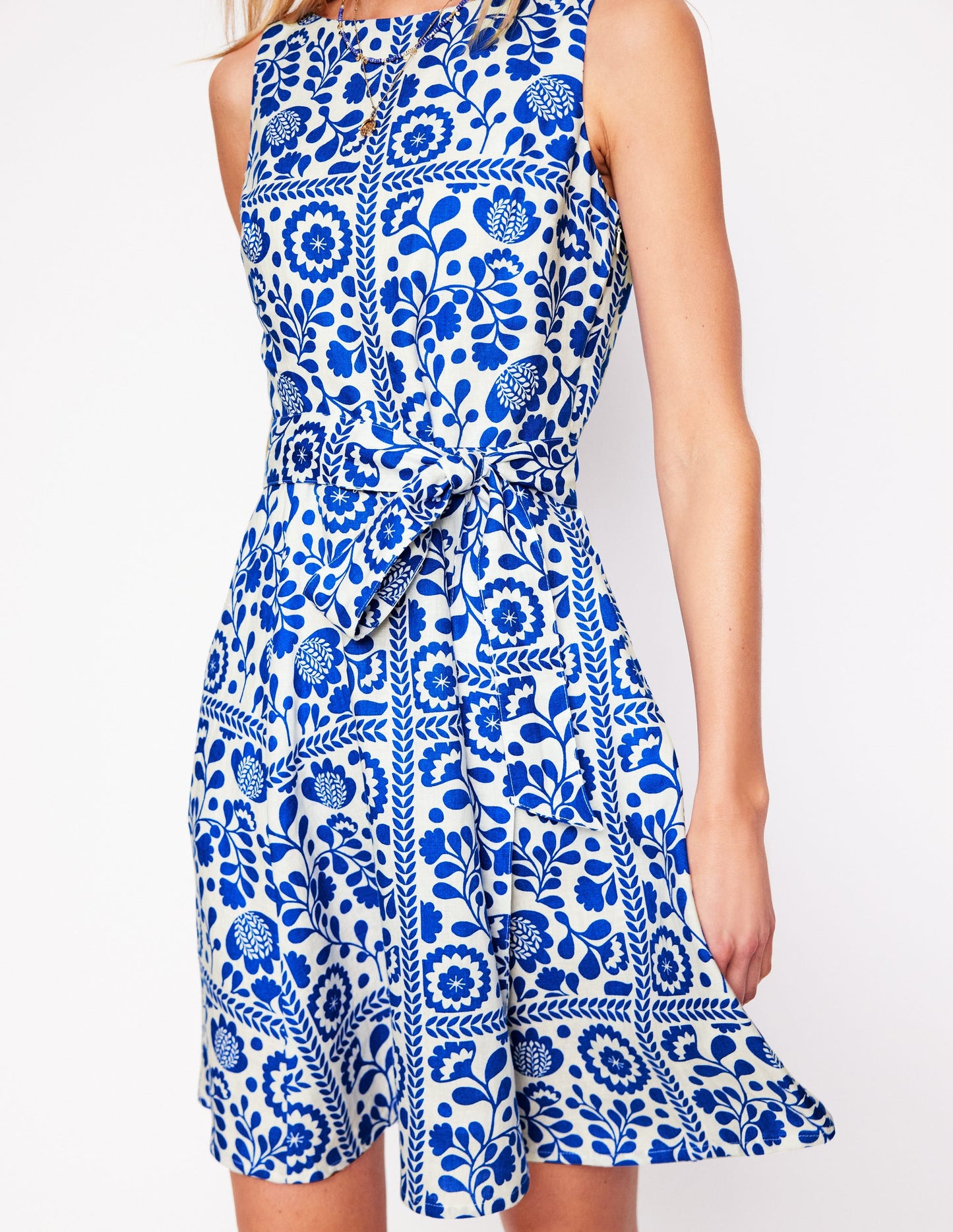Robe en lin Anya sans manches-Bleu galerie, motif Walled Garden