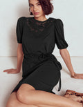 Kurzes Kleid mit Cutwork-Detail-Schwarz