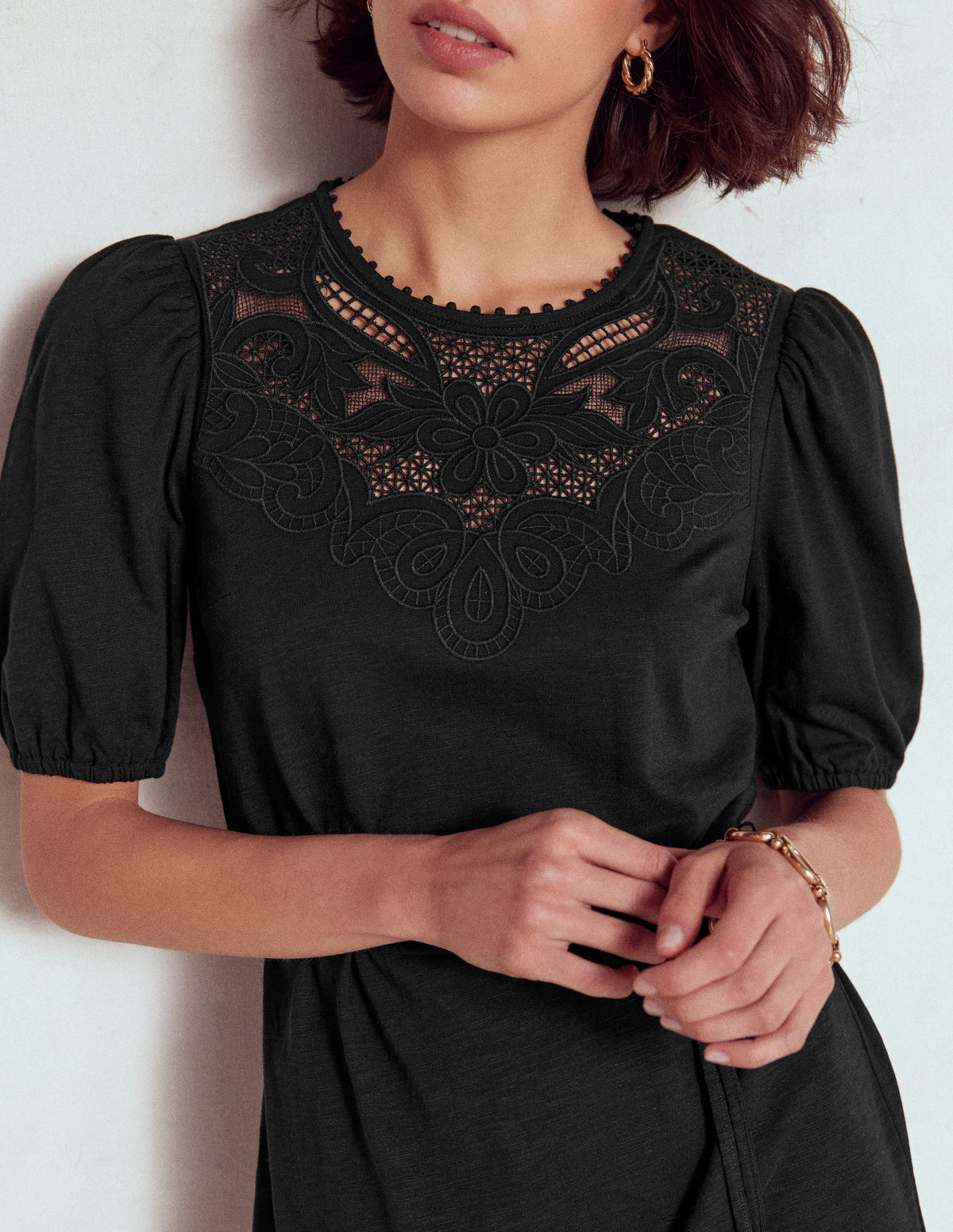 Kurzes Kleid mit Cutwork-Detail-Schwarz - Image 2