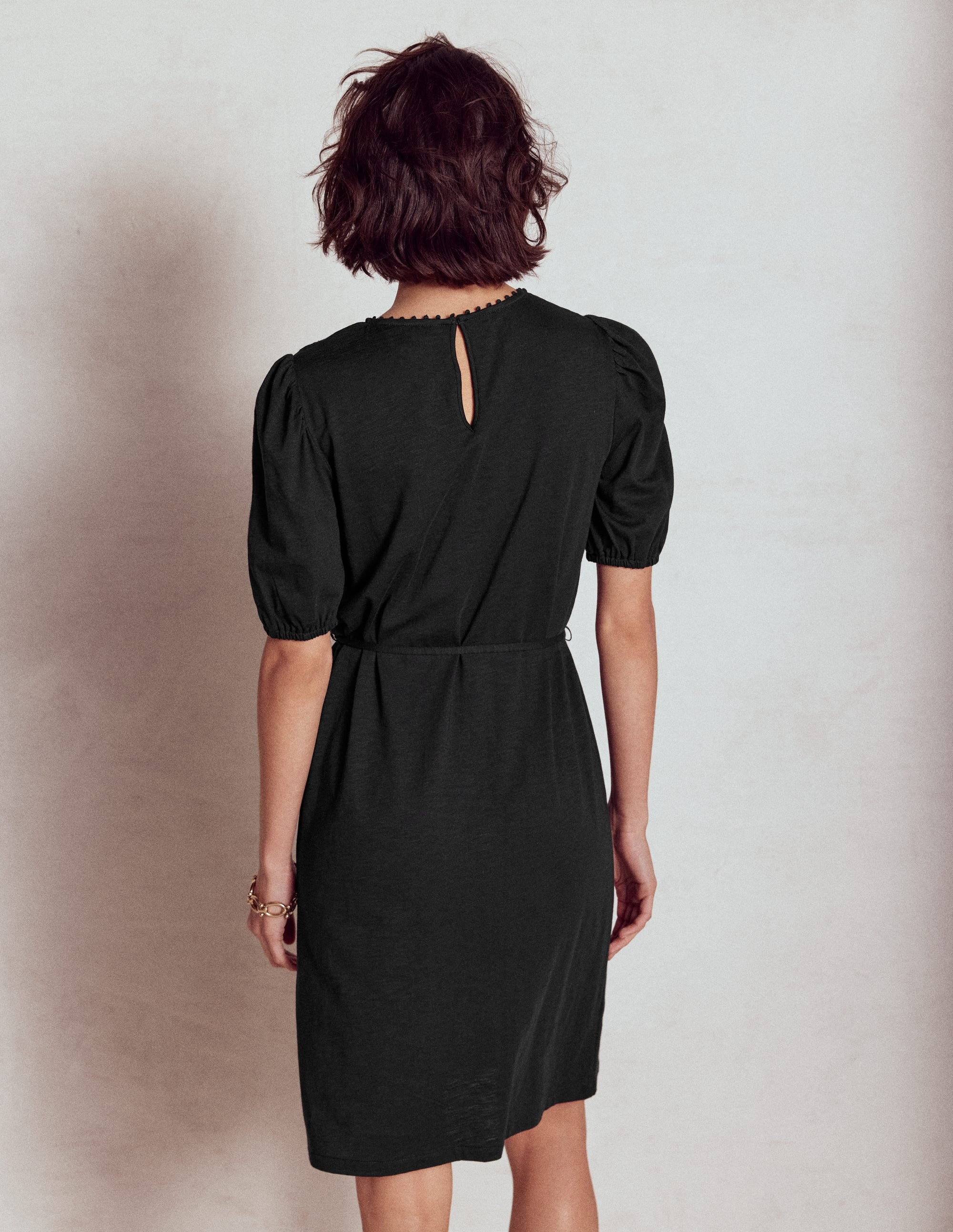 Kurzes Kleid mit Cutwork-Detail-Schwarz - Image 3