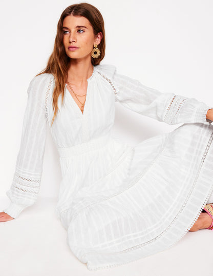 Gesmoktes Baumwollkleid mit Rüschen-Weiß