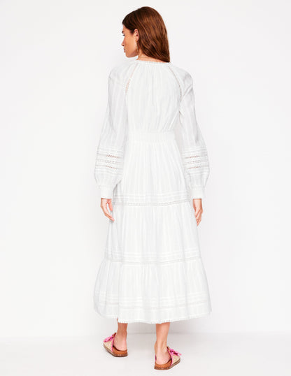 Gesmoktes Baumwollkleid mit Rüschen-Weiß