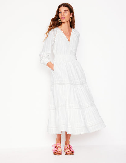 Gesmoktes Baumwollkleid mit Rüschen-Weiß