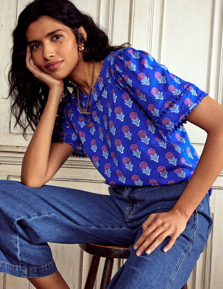 Mila Oberteil mit Bommeln-Galerie-Blau, Dahlienzweig