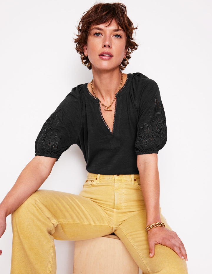 Oberteil mit gekerbtem Ausschnitt-Schwarz