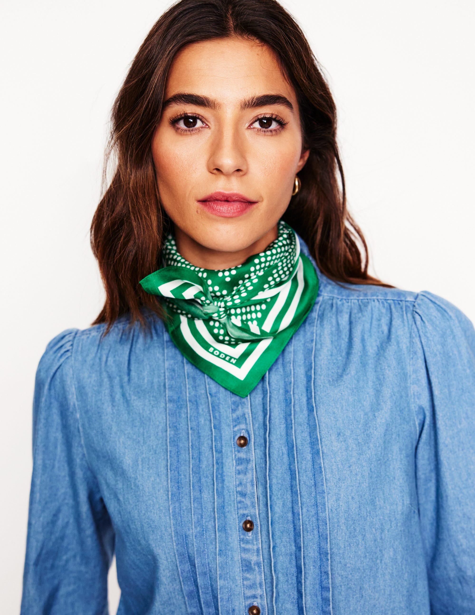 Foulard carré Elisabeth en soie-Émeraude profond, motif Border Spot - Image 2