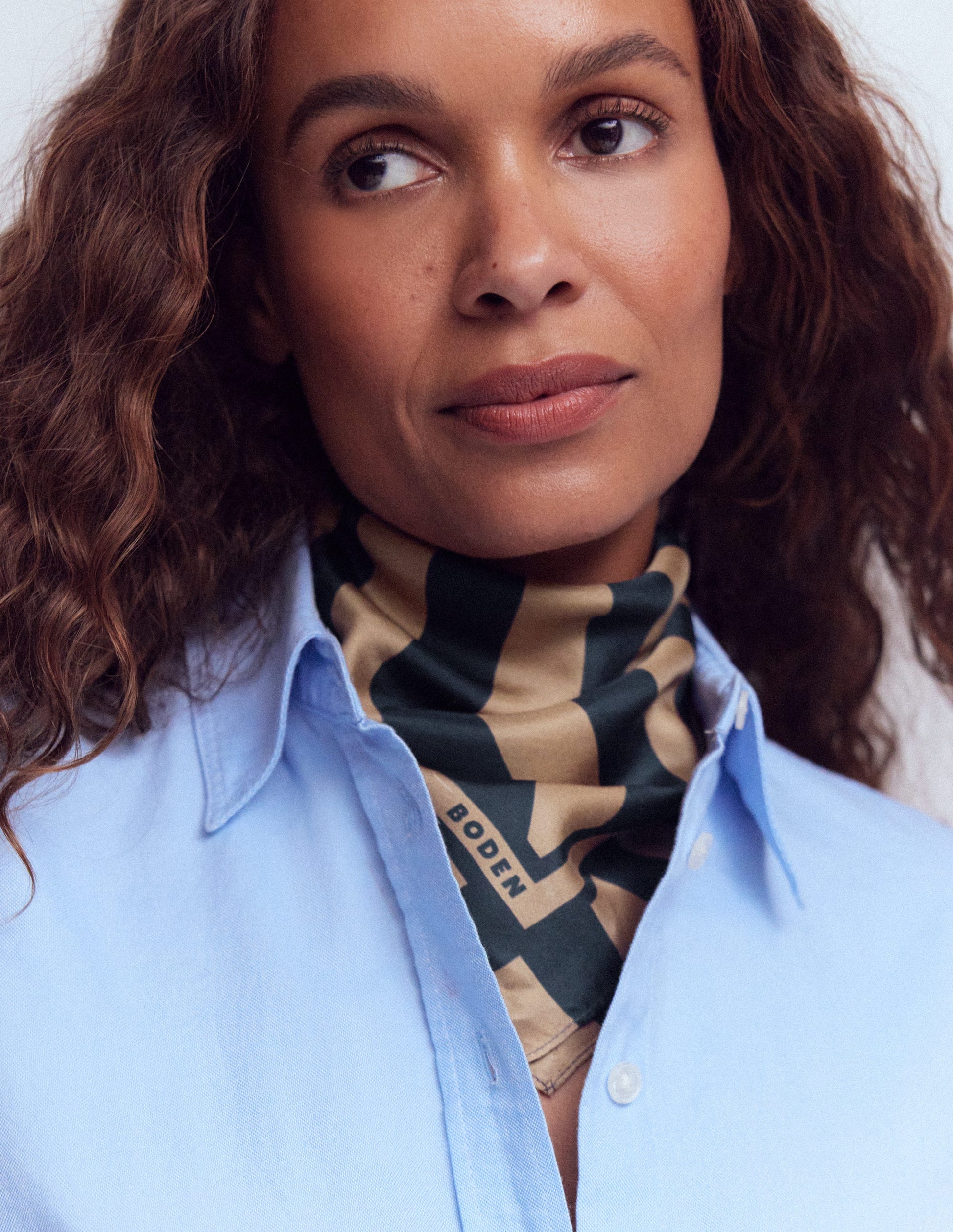 Elisabeth Quadratischer Seidenschal-Marineblau und Camel Streifen-2