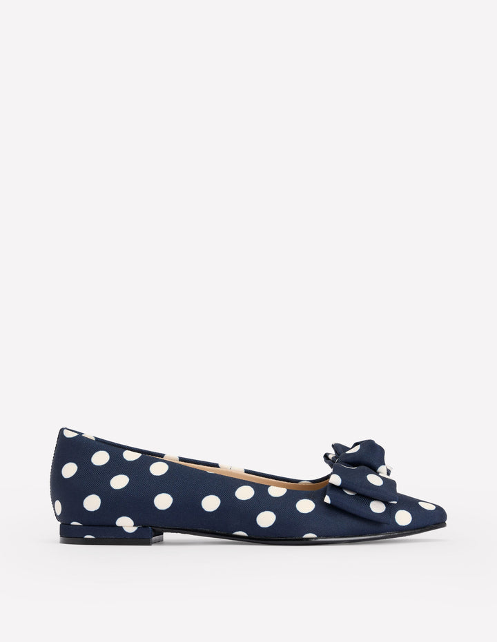 Flache Ballerinas mit geformter Spitze-Französisches Marineblau, Abstrakte Punkte