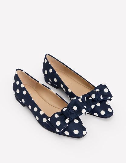 Ballerines à bout biseauté-Bleu marine foncé, pois abstraits