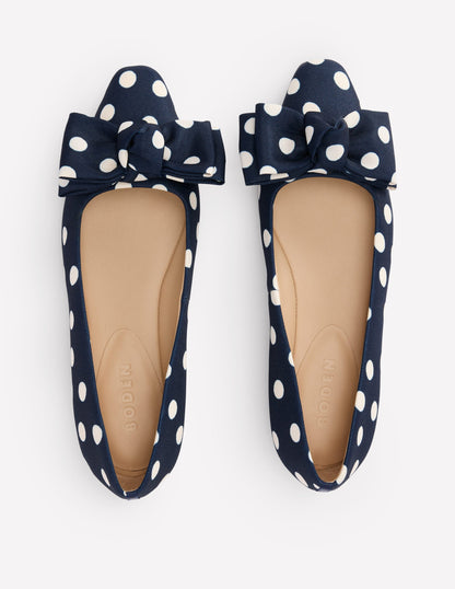 Ballerines à bout biseauté-Bleu marine foncé, pois abstraits