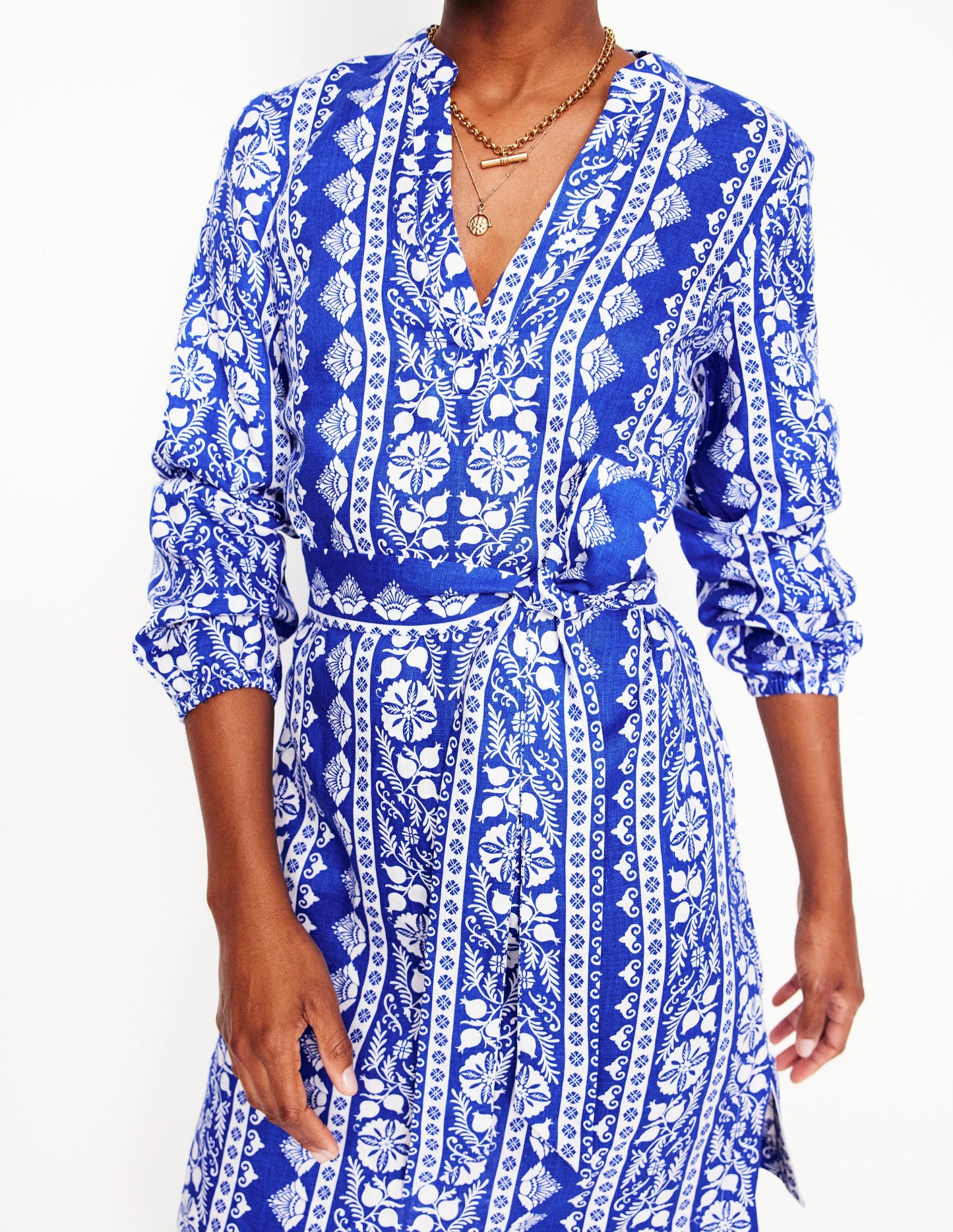 Robe Cleo nouée à la taille en lin-Bleu vif, motif Ornate Border