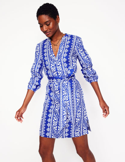 Robe Cleo nouée à la taille en lin-Bleu vif, motif Ornate Border