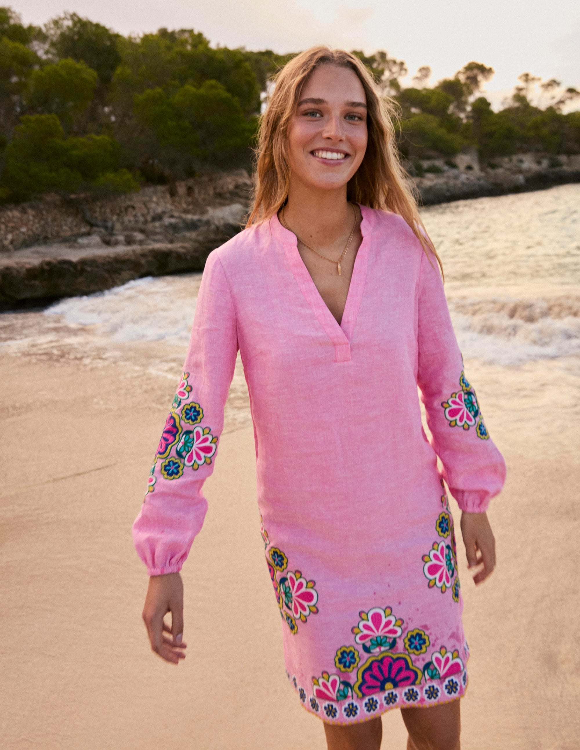 Cleo Leinenkleid mit Bindegürtel-Rosa Chambray-Stickerei - Image 2