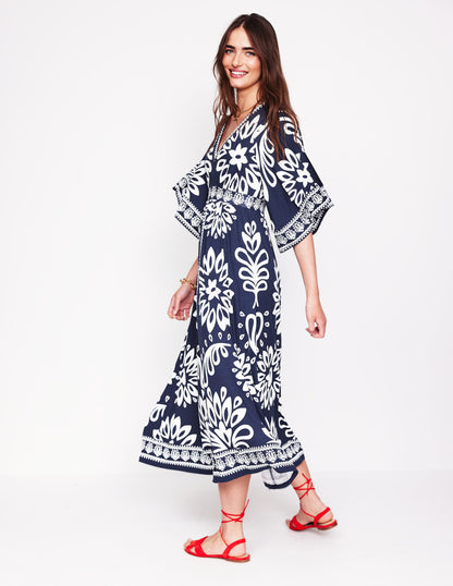 Maya Jersey-Maxikleid im Kimono-Stil-Französisches Marineblau, Palmenblätter