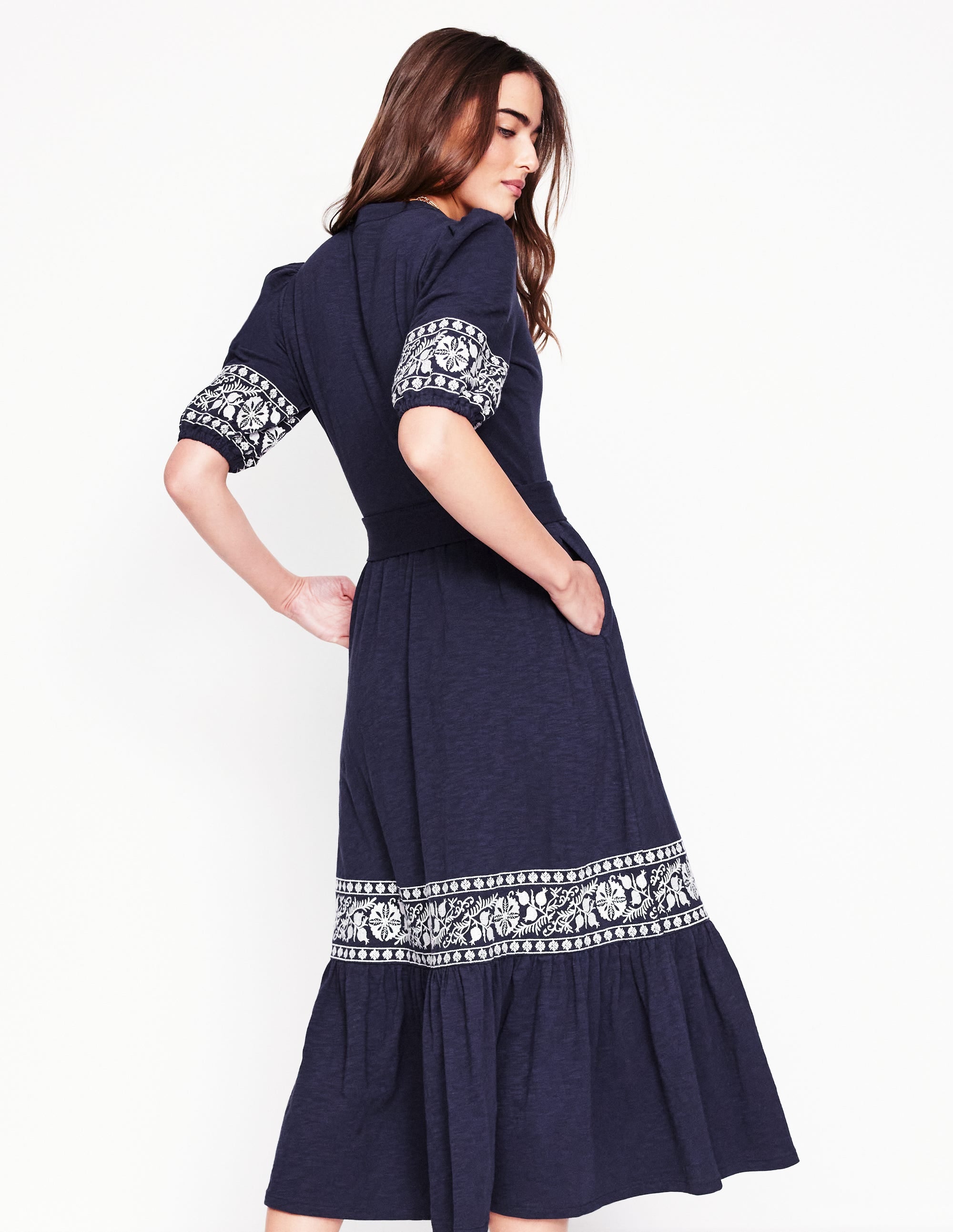 Robe Amara brodée en jersey-Broderie Bleu Marine - Image 3