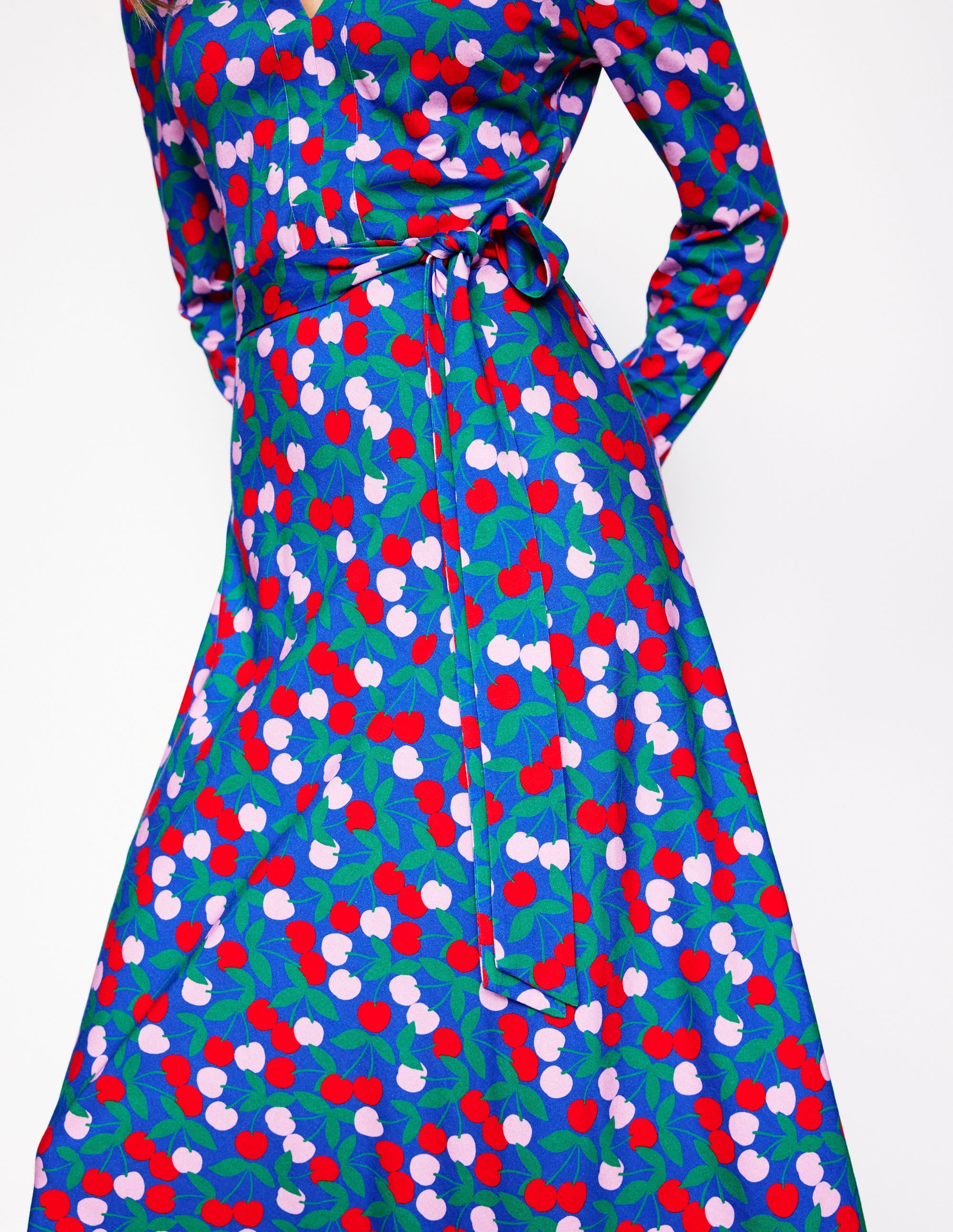 Imogen Jerseykleid mit Kragen-Leuchtendes Blau, Kirschkaskade - Image 2