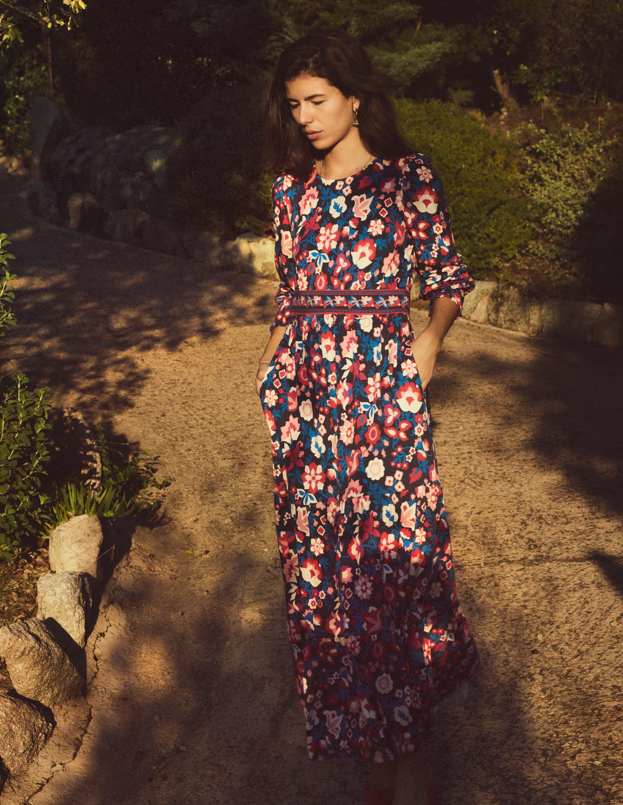 Robe Tabitha volantée en jersey-Bleu marine universitaire, motif Garden Vine - Image 2
