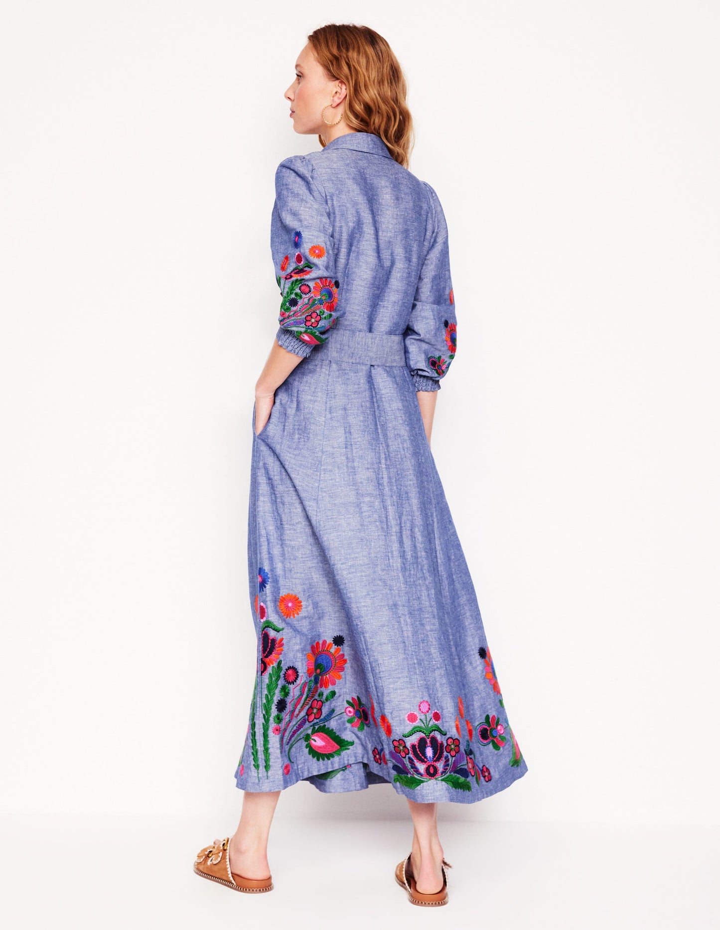 Clara Hemdblusenkleid aus Leinenmischgewebe-Blaues Chambray, Stickerei