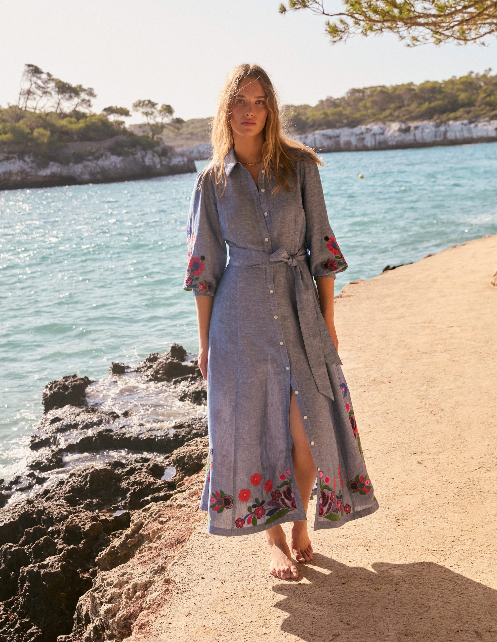 Clara Hemdblusenkleid aus Leinenmischgewebe-Blaues Chambray, Stickerei - Image 2
