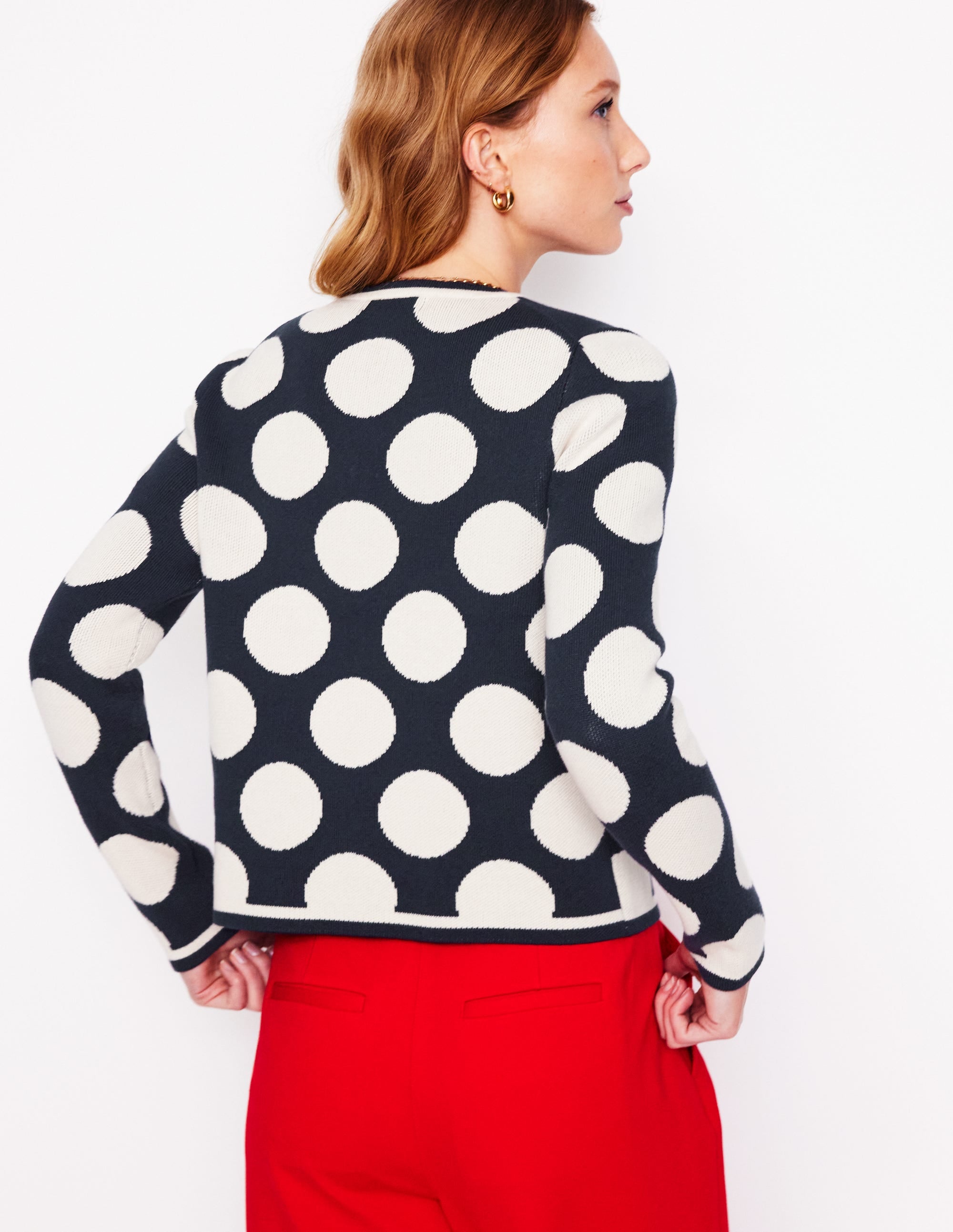 Holly Cardigan-Französisches Marineblau, Große Tupfen in Naturweiß - Image 3