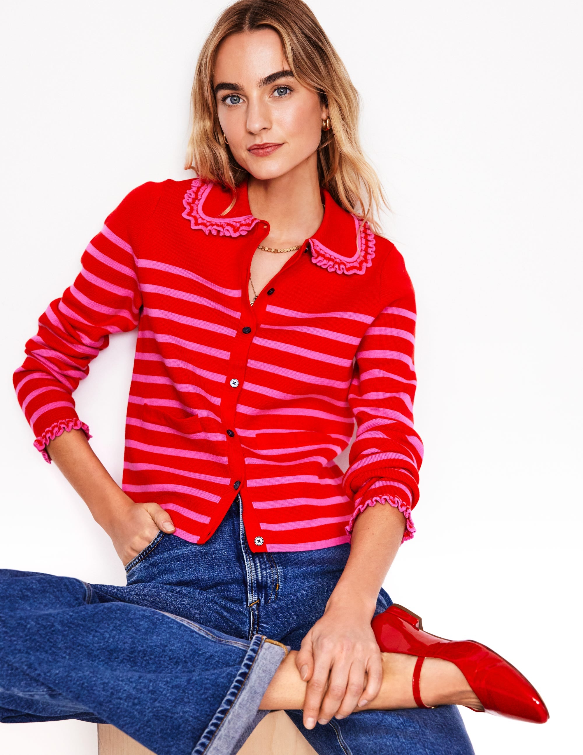 Jessie Strickjacke mit Kragen und Rüschen-Mohnblumenrot, Sorbet-Rosa Streifen - Image 1