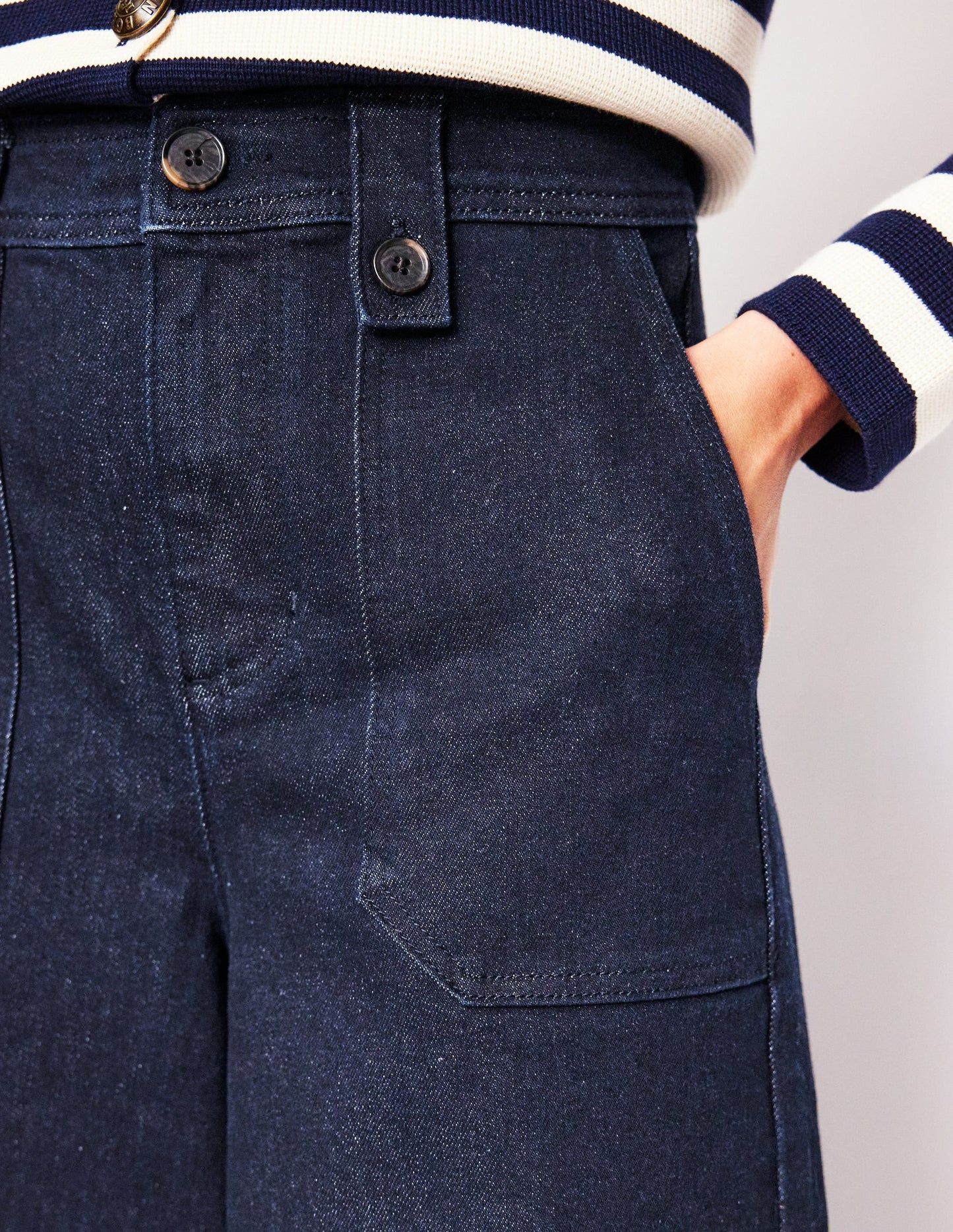 Jeans mit mittelhohem Bund und Knopfdetail-Indigo Waschung