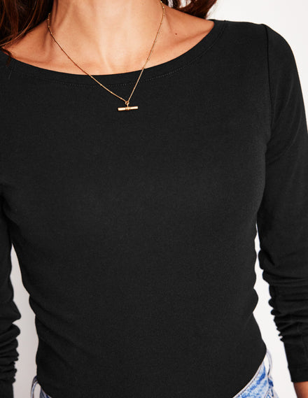 Essential Jersey-Oberteil mit U-Boot-Ausschnitt-Schwarz