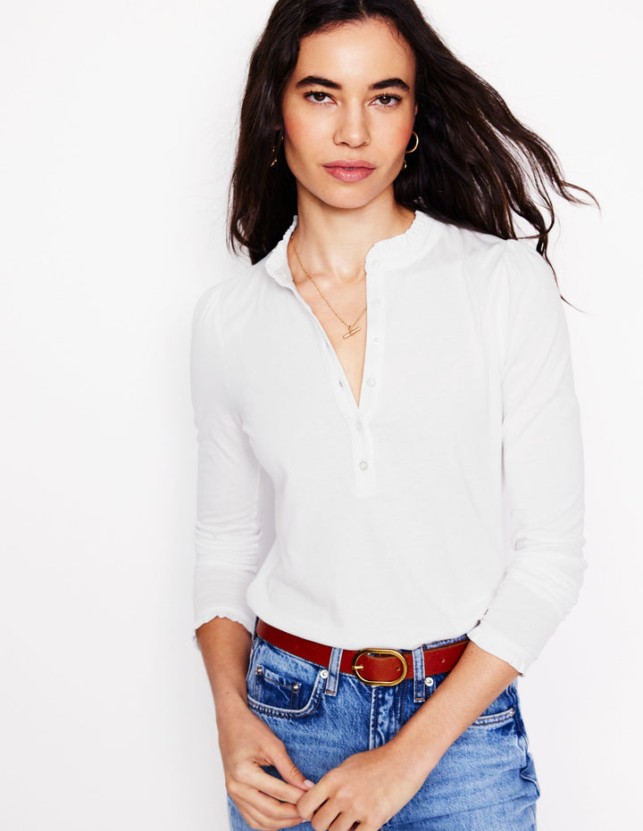 Superweiches Henley-Oberteil mit Rüschen-Weiß