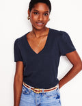 Sophie Flammgarn-T-Shirt mit V-Ausschnitt-Marineblaue