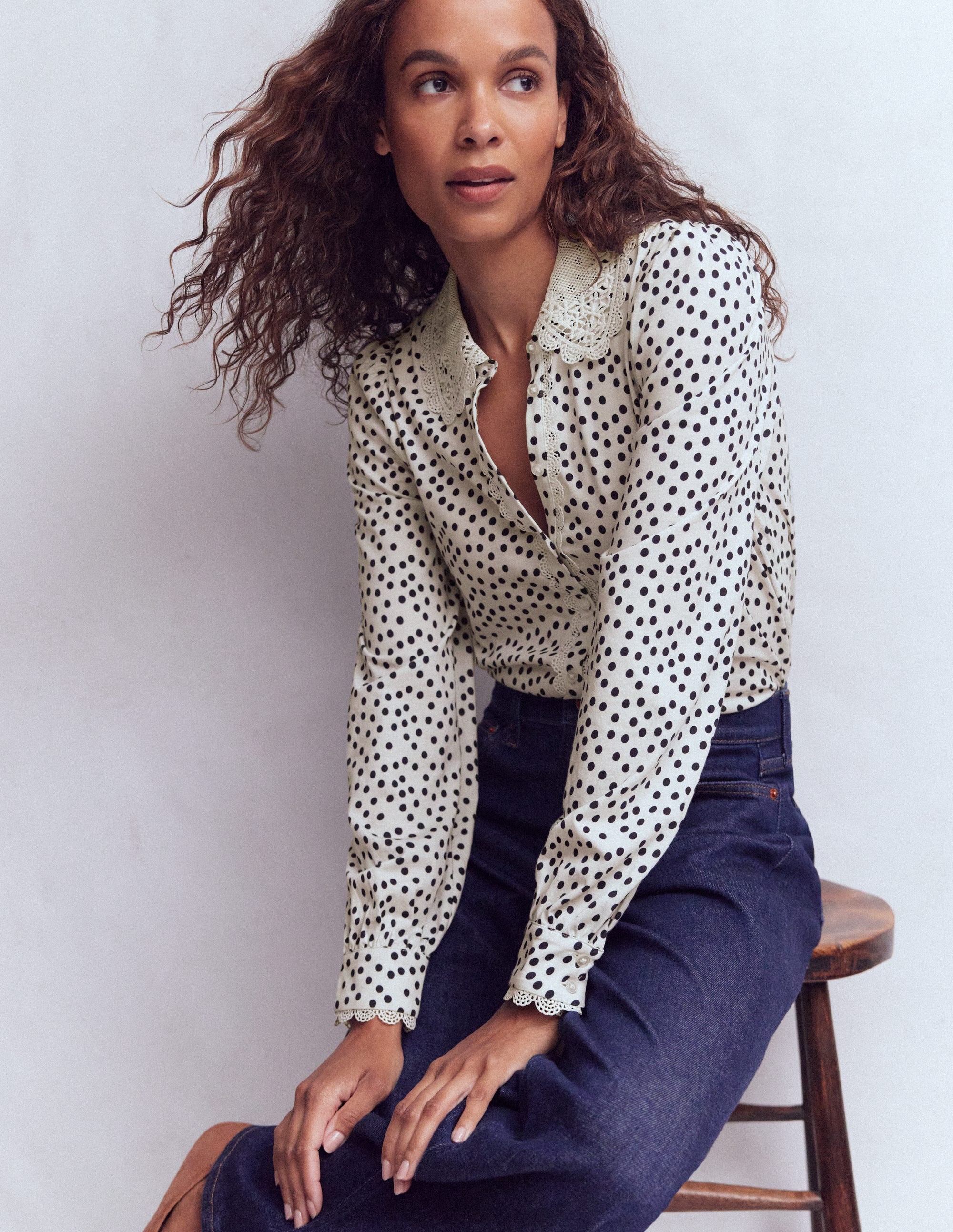 Bluse mit Spitzenkragen-Naturweiß, Gemalte Tupfen - Image 1