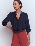 Rhea Seidenoberteil mit Besatz-Denim-Blau, Blühender Zweig