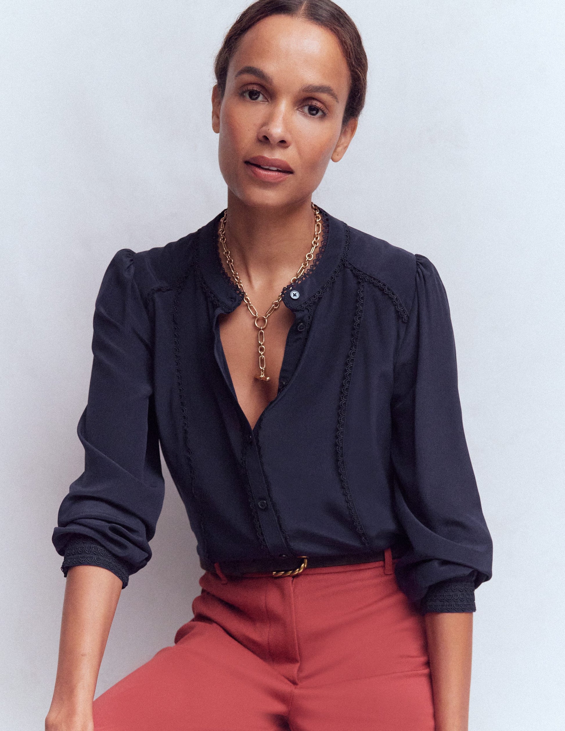 Rhea Seidenoberteil mit Besatz-Marineblau-4