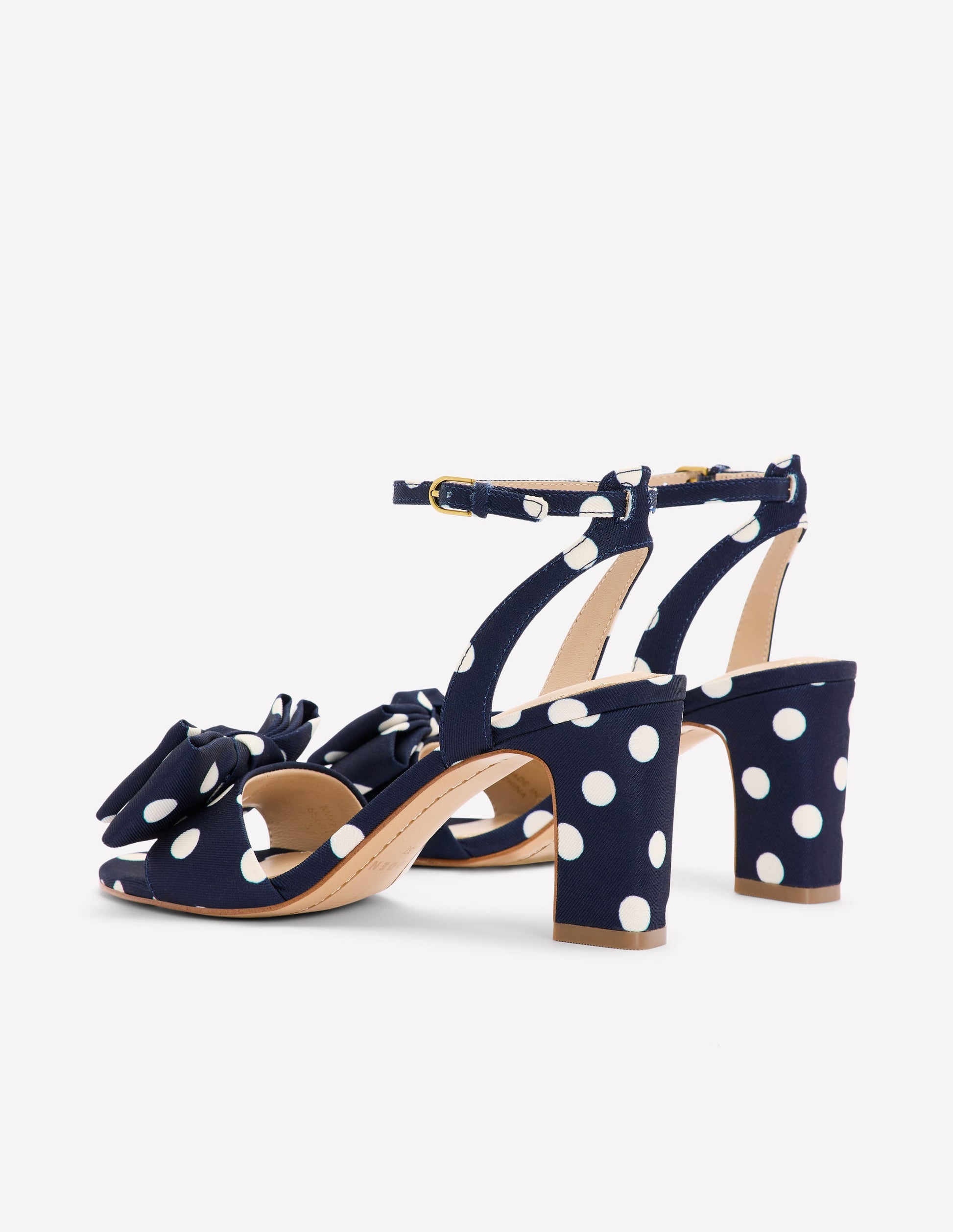 Sandales à talons avec nœud-Pois écrus et bleu marine Boden FR